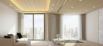 Wohnzimmer mit holzgetäfelter Decke, Wand, Holzpaneelböden, großem Sofa und Tisch mit Blumenvase. Panoramafenster mit Blick auf Innenstadt-Wolkenkratzer.